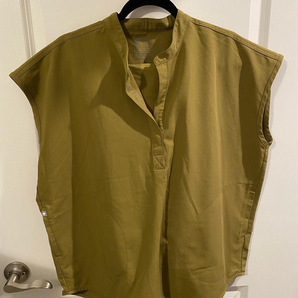 Figs Martini Olive scrub set. Pants are XL Petite. Top is size Large.